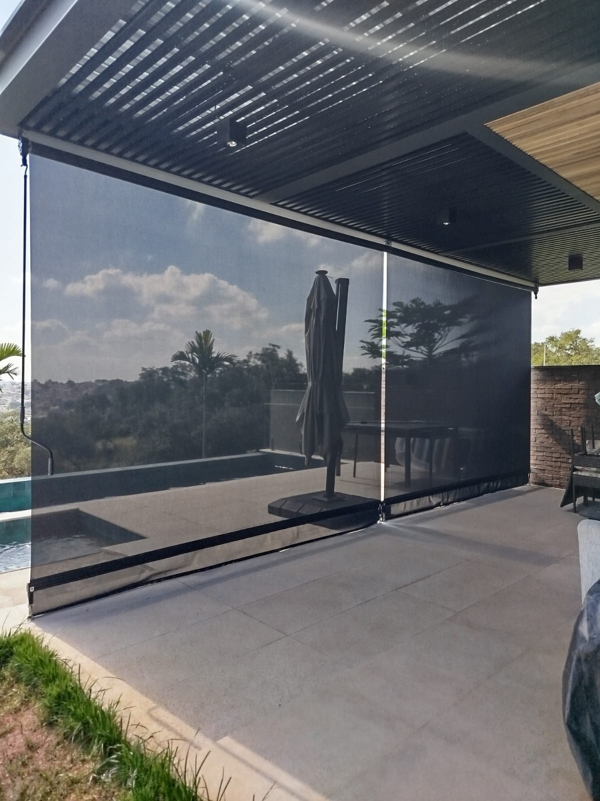 Cortina externa tela solar com visão para área verde — Sorocaba