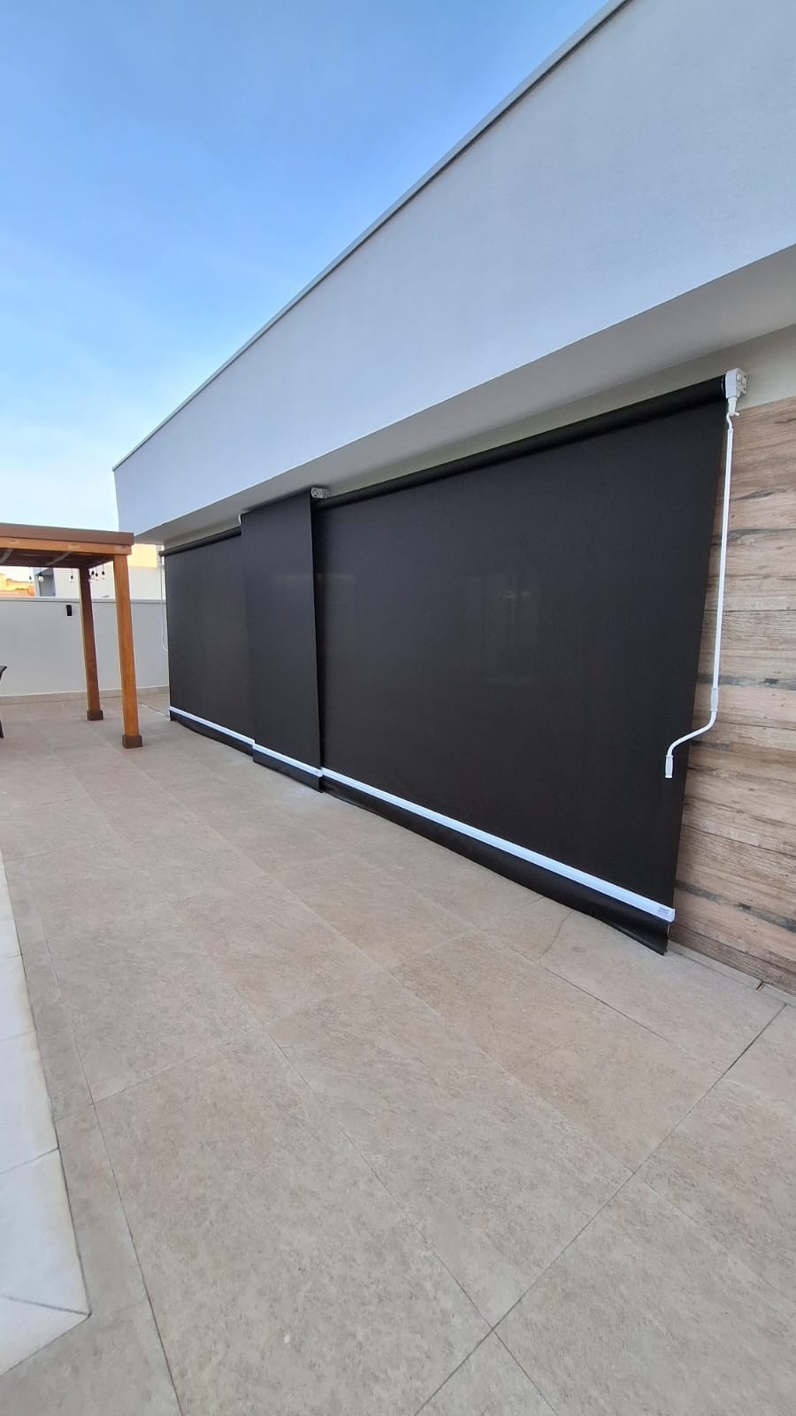 Toldo articulado cobrindo área gourmet — Sorocaba
