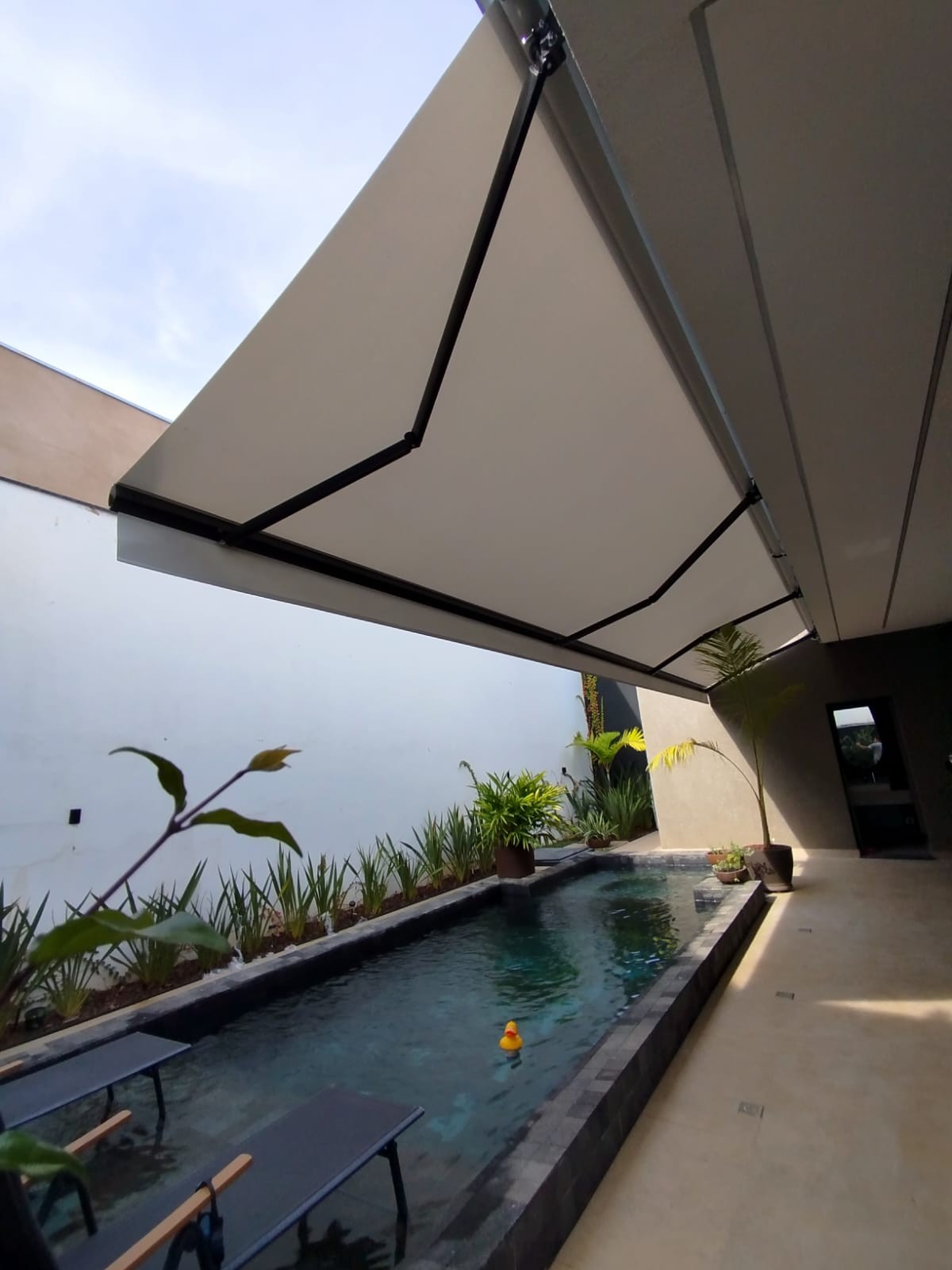Toldo articulado italiano instalado em varanda — Sorocaba